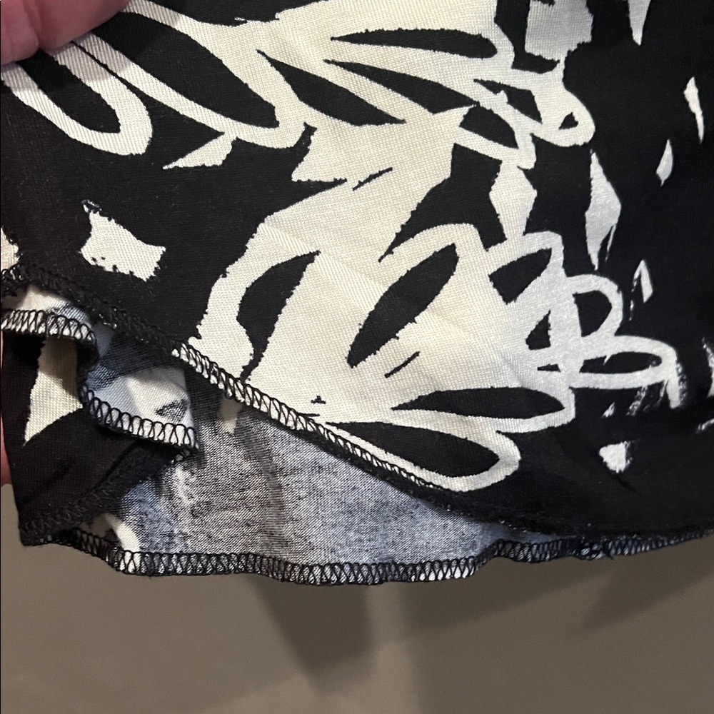 LuLaRoe Black and Cream Leaf Pattern Long Sleeve Top - Picture 5 of 5